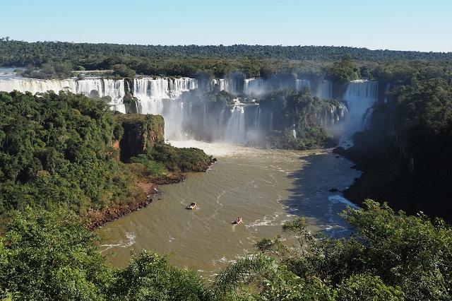 Il bianco e nero del Brasile, parte quarta – Di Nadia Clementi – Visita alle Cascate di Iguaçu da entrambi i lati, quello argentino e quello brasiliano