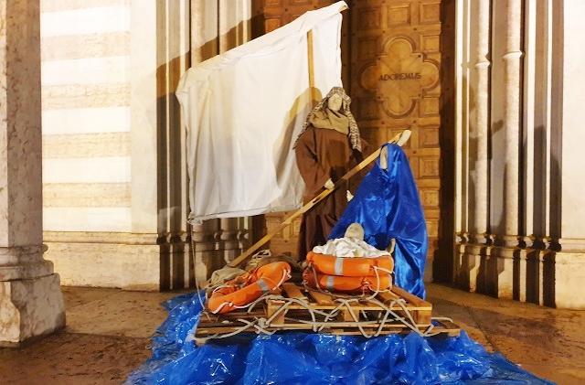Don Nicolli: «Cerca il signore nel presepe» – Di Nadia Clementi – Maria e Giuseppe e Gesù su gommone per ricordare tutte le persone che hanno perso la vita cercando di arrivare in Europa: «per loro non c’era posto»