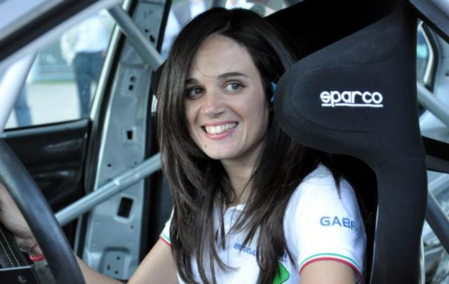 La rivincita della donna al volante – Di Nadia Clementi – Parliamo di Gabriella Pedroni, la bella trentina che da anni dà la polvere agli uomini