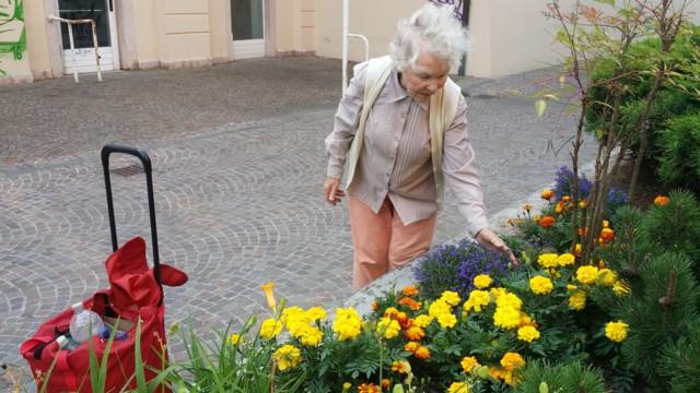 «Questi fiori sono miei, non rubatemeli» – Di Nadia Clementi – Ne parliamo con Antonietta, che dal 2012 pianta a spese sue i fiori dei giardini del Centro Servizi Culturali S. Chiara
