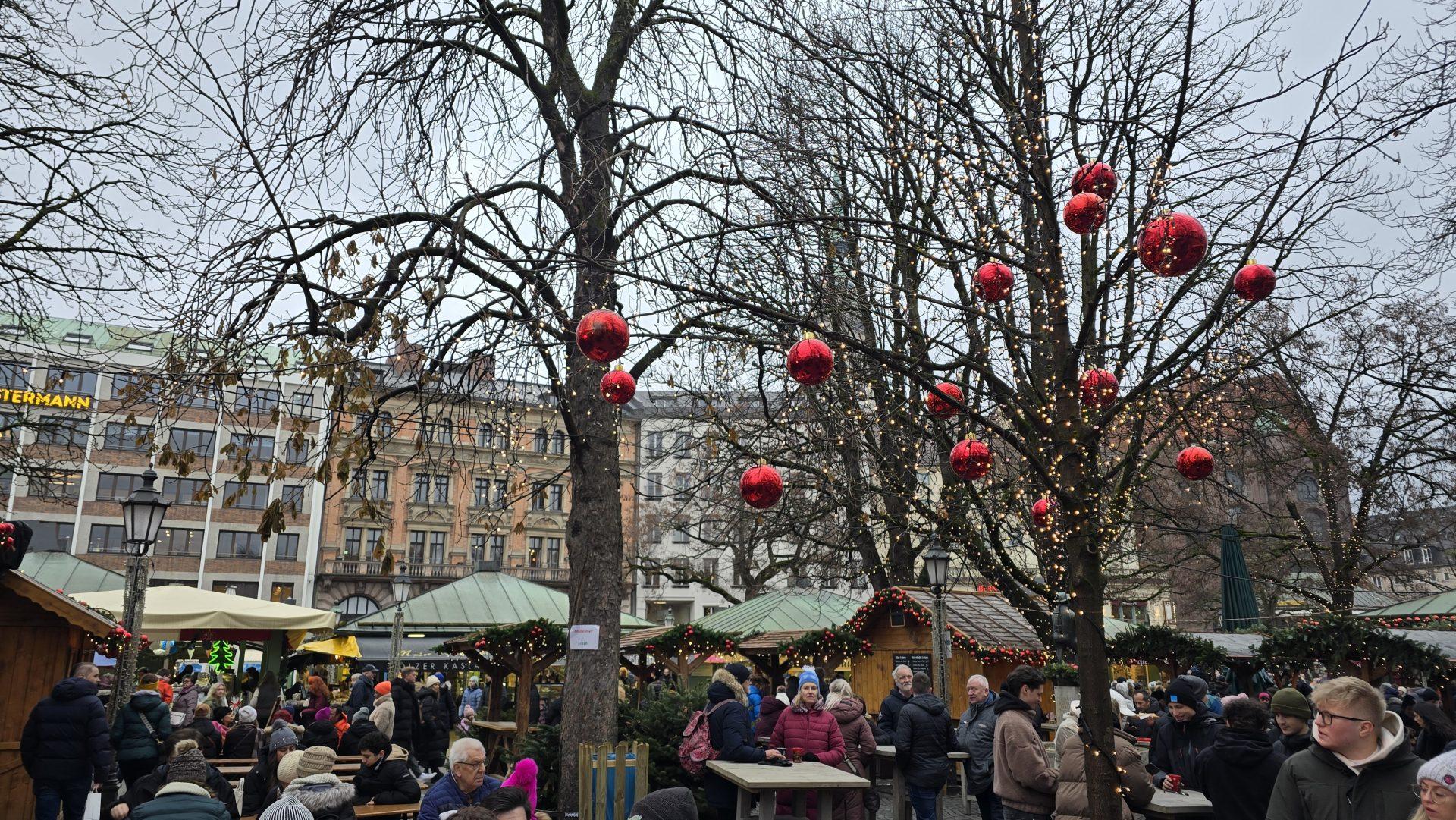 Mercatini di Natale: tra magia, consumismo e un’umanità in cerca di tregua