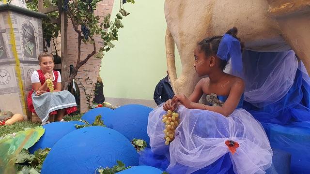 Una giornata stupenda ha abbracciato la 62ª Festa dell’Uva – La passione per l’uva e la fine della vendemmia nelle allegorie degli splendidi carri allegorici della Festa dell’Uva di Verla di Giovo – I vincitori e le foto