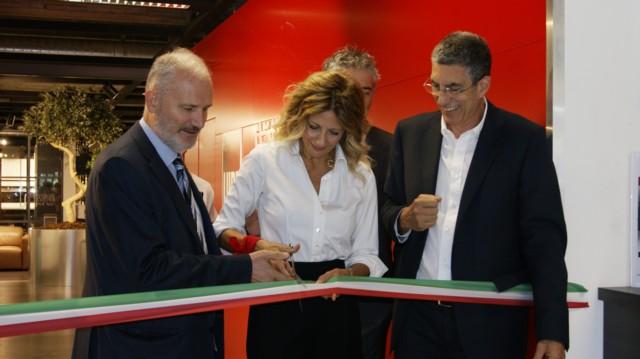 Tramontin inaugura il più grande «store lube» della regione -«La cucina è il Centro della nostra vita. È il luogo di aggregazione ideale. È qui che mangiamo, beviamo, ridiamo, festeggiamo. È un ambiente caldo che sa di buono»