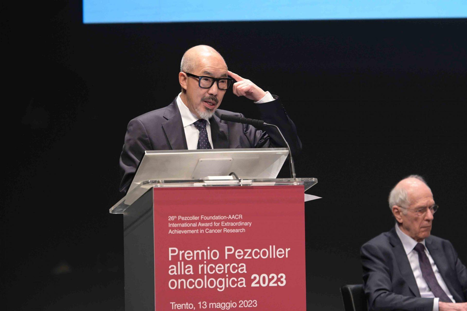 Il prof. Tak W. Mak, scienziato di origine cinese, ha ricevuto stamani il 26esimo Premio Pezcoller – Aacr nel corso di una cerimonia al teatro Sociale di Trento aperta alla cittadinanza.