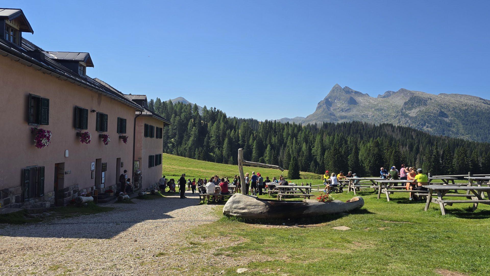 Malga Juribello, dove la montagna ritrova il suo tempo